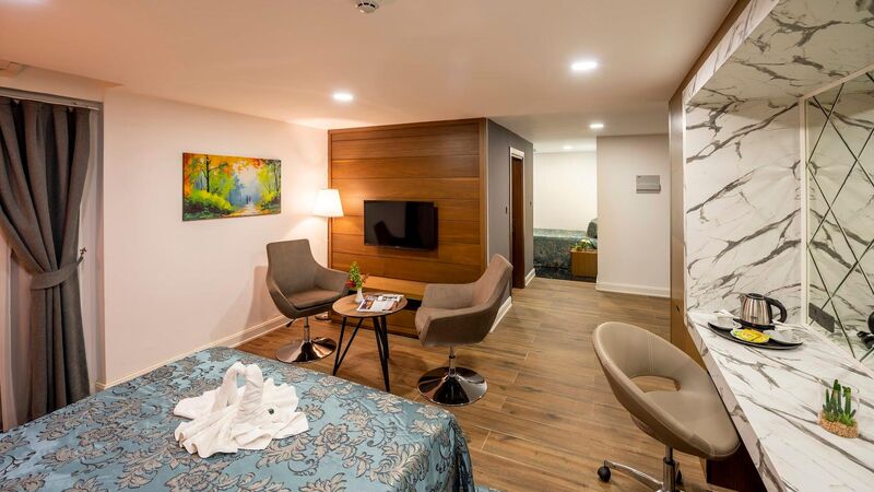 Novel Center Point Hotel