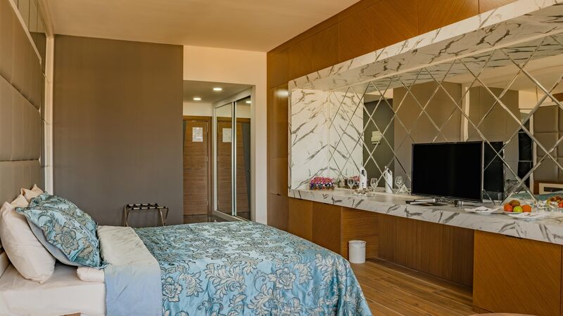 Novel Center Point Hotel