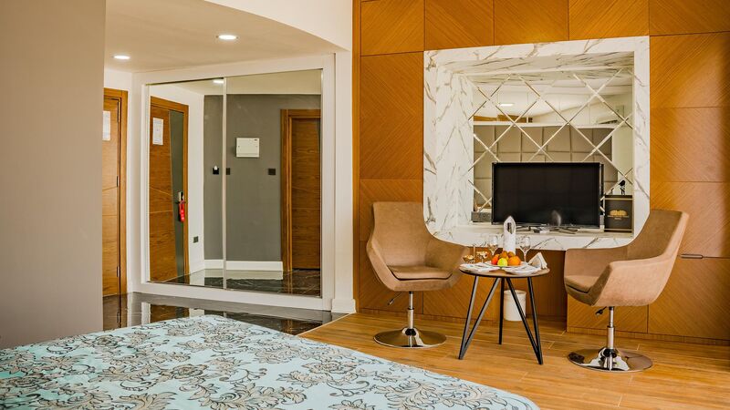 Novel Center Point Hotel